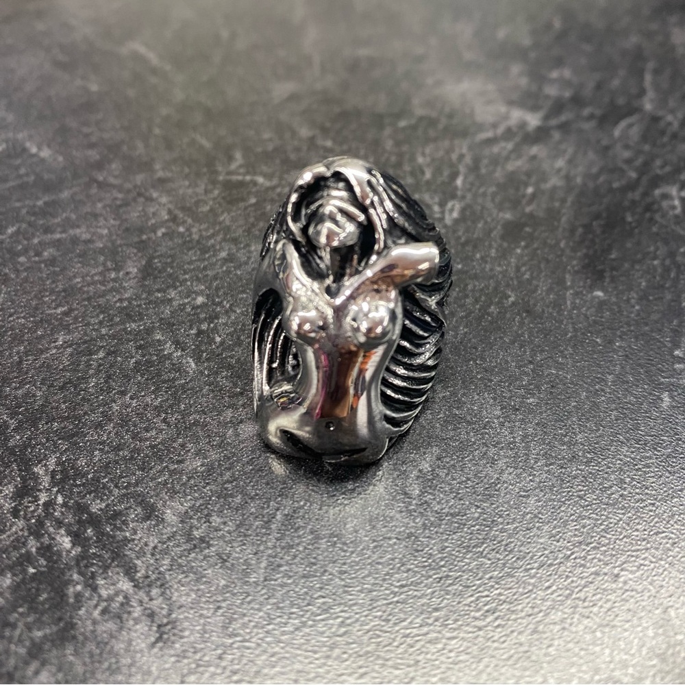 Unisex Ring woman torso